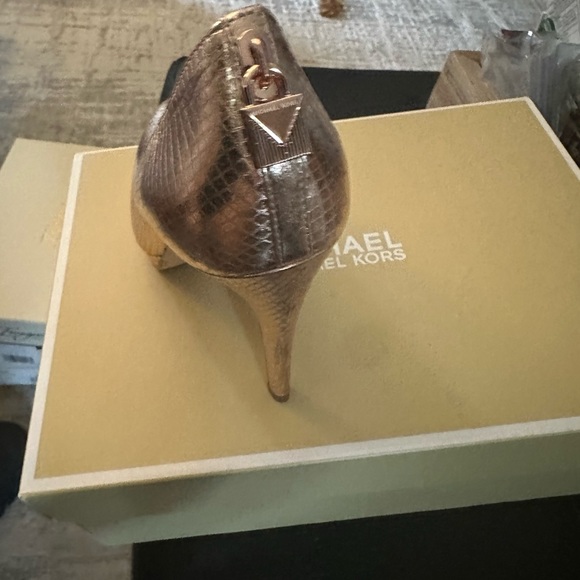 NWT- MICHAEL KORS ANTOINETTE PUMP SOFT PINK w/ORIGINAL BOX - Picture 4 of 7